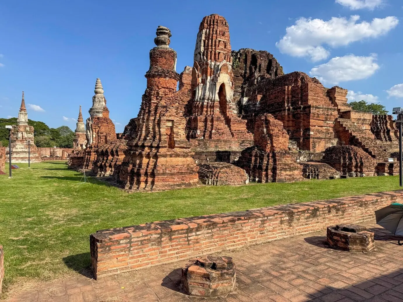 Historischer buddhistischer Tempel Wat Maha That mit Backsteinmauern in Thailand